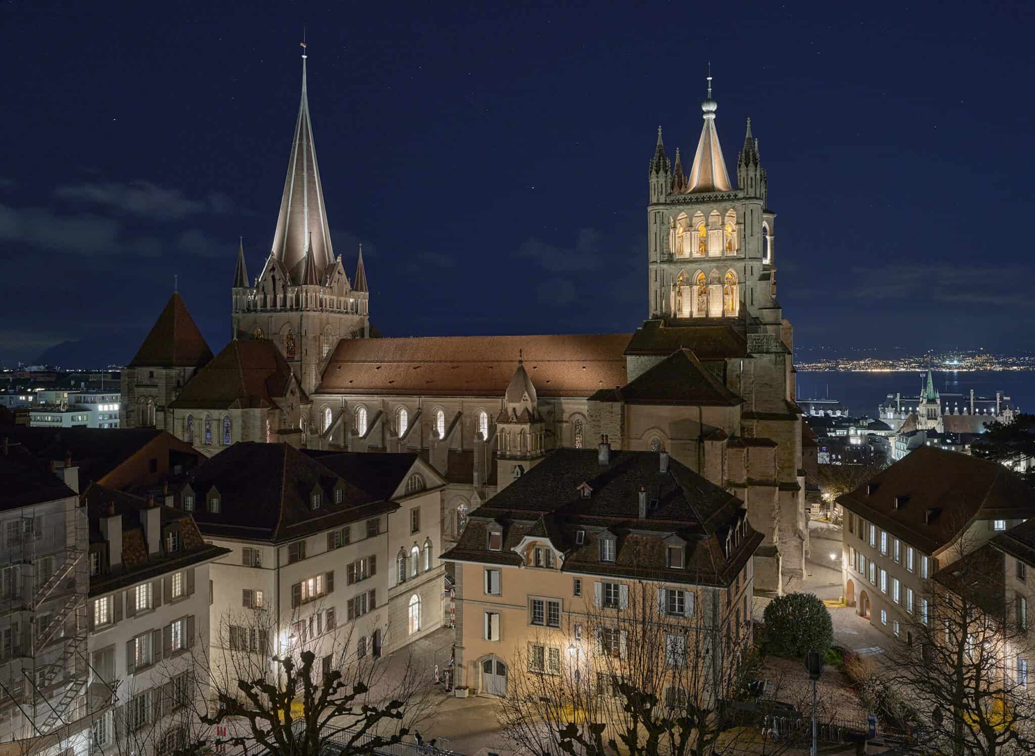 Façade nord de la Cathédrale de Lausanne intentionnellement éteinte, scénario biodiversité été E3, L'Acte Lumière.