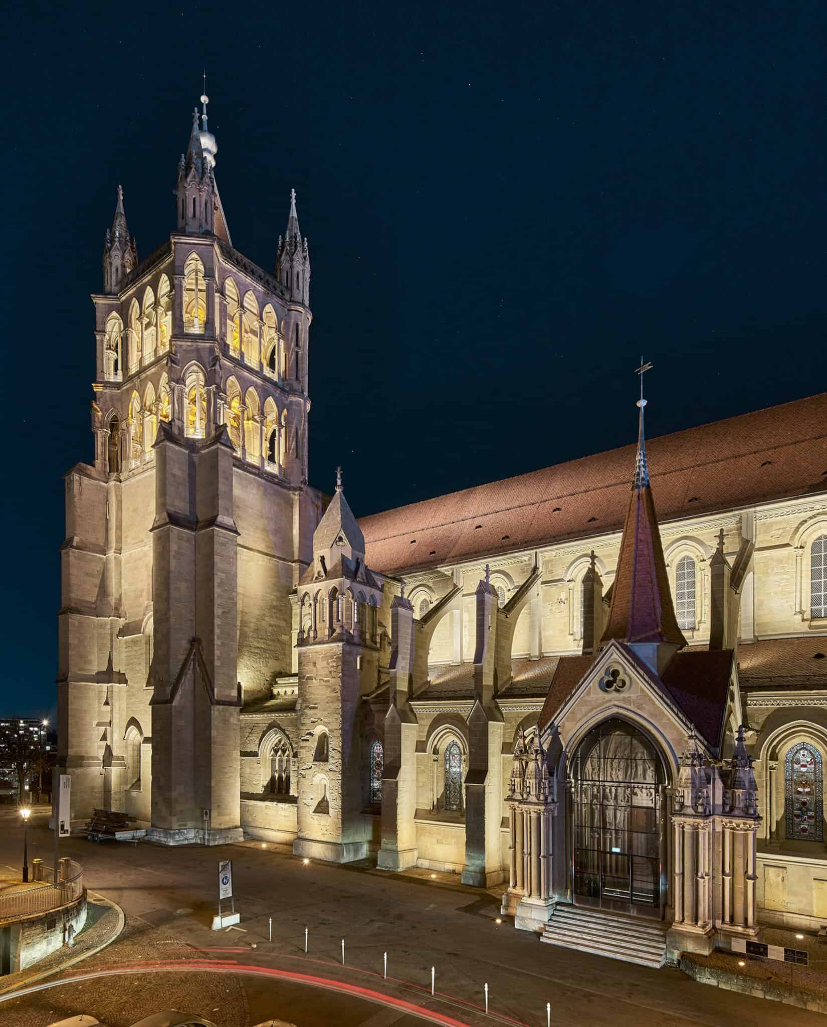 Façade sud de la Cathédrale de Lausanne, 2700 K sur la molasse gothique, conception lumière L'Acte Lumière.