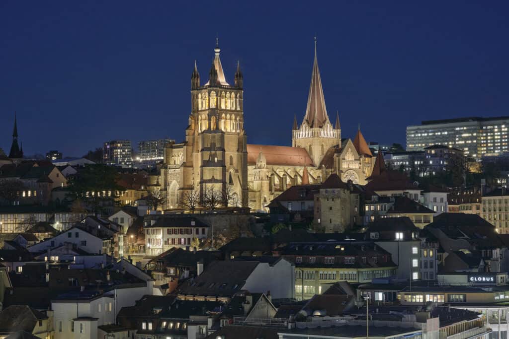 Cathédrale de Lausanne vue panoramique depuis le sud, plein feu hivernal H2, 2700 K, L'Acte Lumière